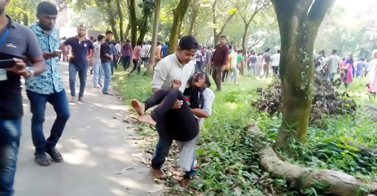 অনির্দিষ্টকালের জন্য বন্ধ জাবি, হল ত্যাগের নির্দেশ