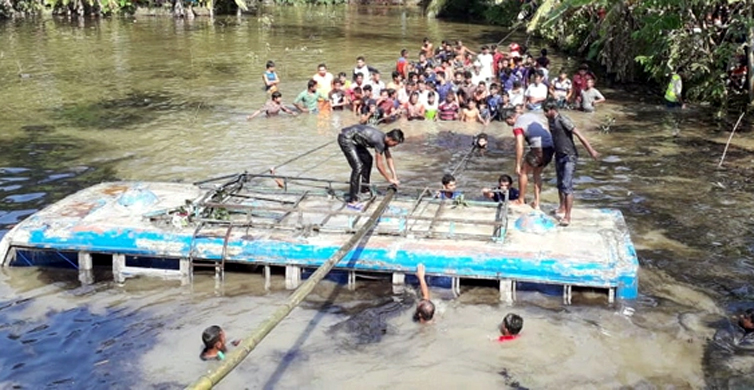 বাস খাদে পড়ে দুইজন নিহত, উদ্ধার করতে গিয়ে যুবকের মৃত্যু