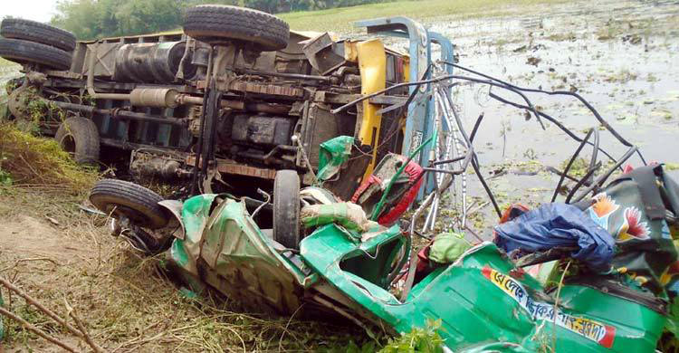 ট্রাকের নিচে চাপা পড়ে অটোরিকশার যাত্রী নিহত