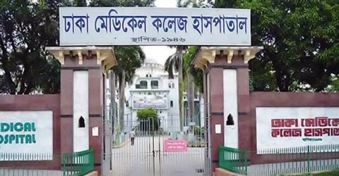 বাবা-মার সঙ্গে ঢামেক ছাড়লেন সেই ছাত্রী