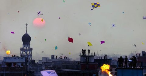 ঘুড়ি উৎসবে মেতেছে পুরান ঢাকা