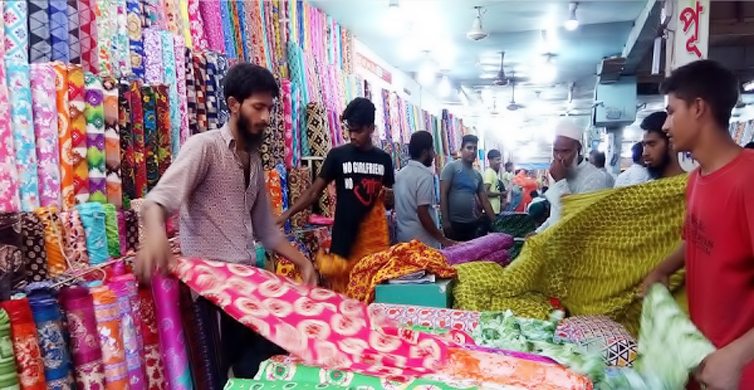 ঈদ সামনে রেখে লকডাউনেও খুললো কাপড়ের বৃহত্তম বাজার