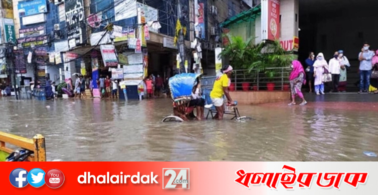বৃষ্টিতে ডুবেছে রাজপথ, কোমর পানিতে রিকশা-ভ্যান