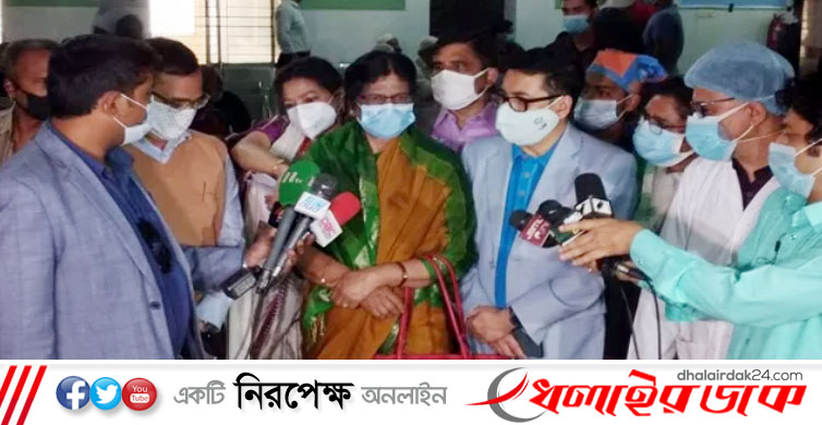 উৎসাহ-উদ্দীপনায় টিকা নিলেন আওয়ামী লীগের কেন্দ্রীয় নেতারা