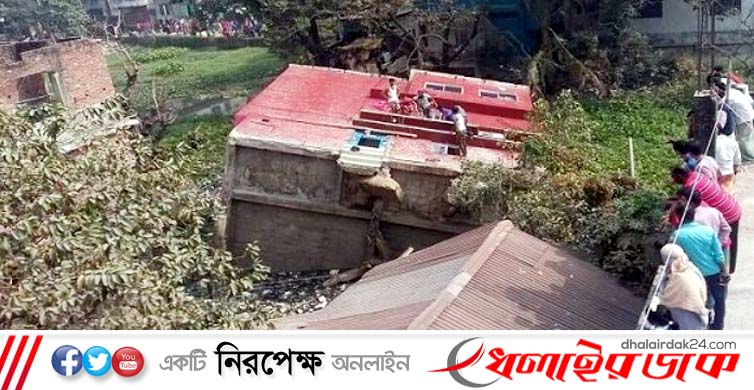 কেরাণীগঞ্জে ধসে গেল তিনতলা ভবন, উদ্ধার ৭