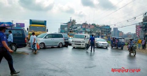 বাস আটকে দিচ্ছে পুলিশ, হেঁটে রাজধানীমুখী মানুষ
