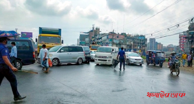 বাস আটকে দিচ্ছে পুলিশ, হেঁটে রাজধানীমুখী মানুষ