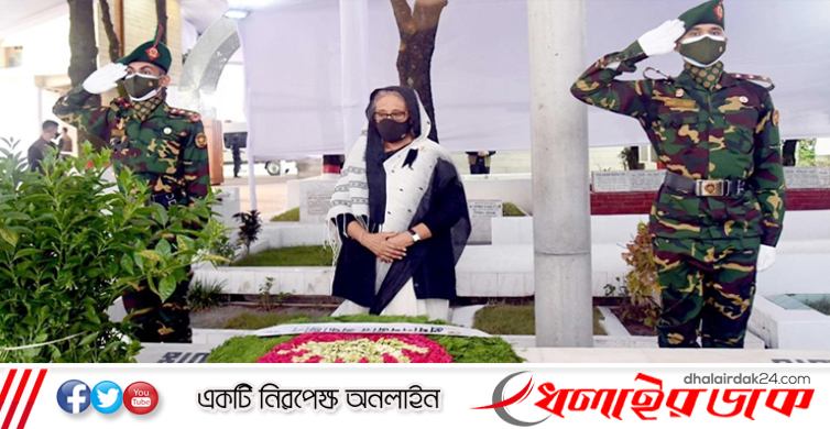 ১৫ আগস্ট নিহত স্বজনদের সমাধিতে প্রধানমন্ত্রীর শ্রদ্ধা