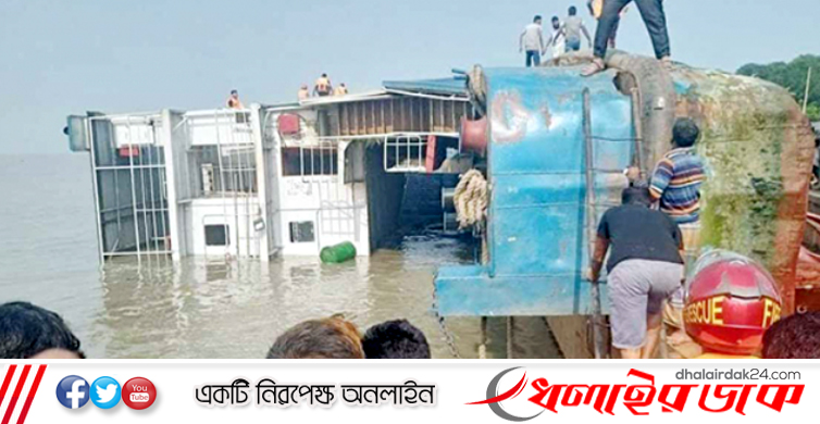 পাটুরিয়ায় যানবাহন নিয়ে কাত হয়ে গেল ফেরি