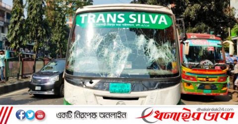 হাফ পাস চালুর দাবিতে শিক্ষার্থীদের সড়ক অবরোধ-গাড়ি ভাঙচুর
