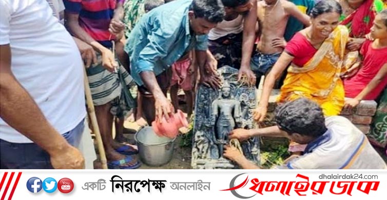 পুকুরে মিলল ৫০ কেজির প্রাচীন মূর্তি