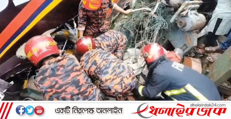 নিয়ন্ত্রণ হারিয়ে দোকানে যাত্রীবাহী বাস, নিহত ১