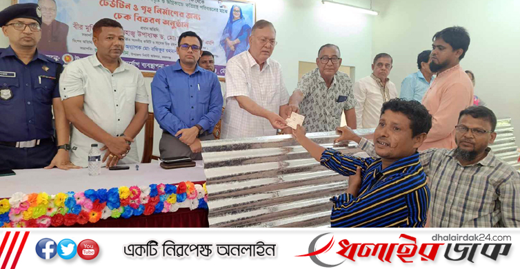 কমলগঞ্জে ক্ষতিগ্রস্ত পরিবারের মাঝে ঢেউটিন ও চেক বিতরণ