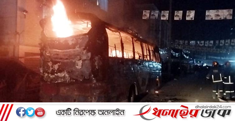 চট্টগ্রামে নির্বাচনী সরঞ্জাম বহনকারী বাসে আগুন