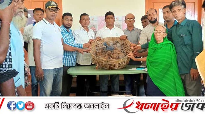 কমলগঞ্জে ১১৮ জন ক্ষুদ্র নৃগোষ্ঠীদের মাঝে হাঁস,ঔষধ ও দানাদার খাদ্য বিতরণ