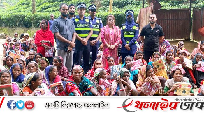 শারদীয় দুর্গাপূজা উপলক্ষে চা শ্রমিকদের মাঝে শাড়ি বিতরণ