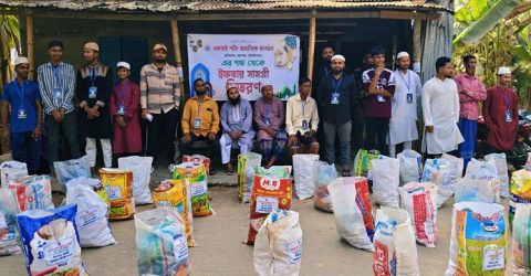 কমলগঞ্জে একতাই শক্তি সামাজিক সংগঠনের উদ্যোগে ইফতার সামগ্রী বিতরণ