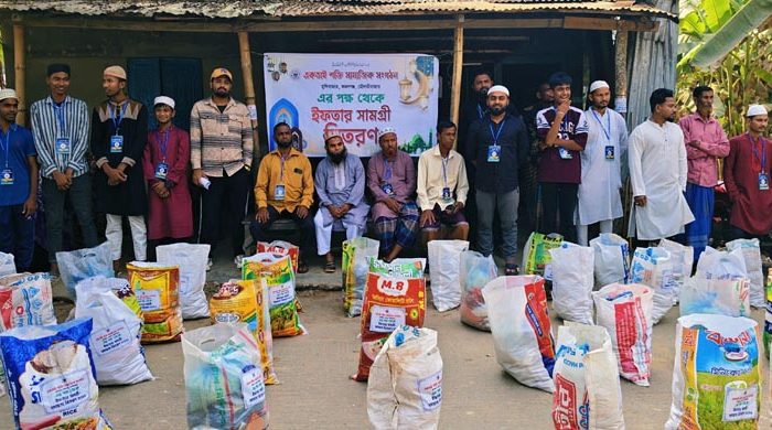 কমলগঞ্জে একতাই শক্তি সামাজিক সংগঠনের উদ্যোগে ইফতার সামগ্রী বিতরণ