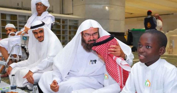 মসজিদুল হারামে এতিম শিশুদের নিয়ে শায়খ সুদাইসের ইফতার