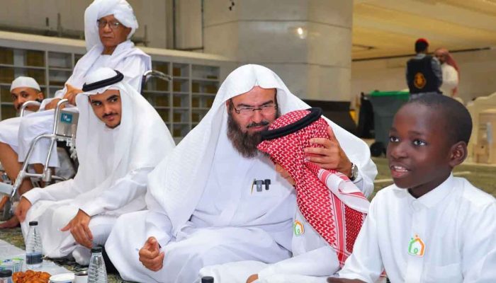 মসজিদুল হারামে এতিম শিশুদের নিয়ে শায়খ সুদাইসের ইফতার
