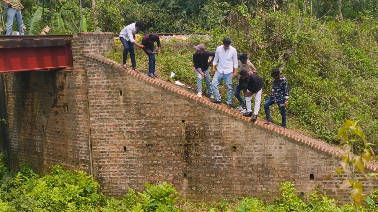 কমলগঞ্জে চলন্ত ট্রেনের ছাদ থেকে পড়ে যুবকের মৃত্যু