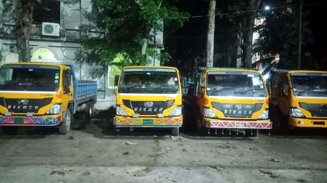 ধলাই নদী থেকে অবৈধ বালু উত্তোলন: একজনের কারাদণ্ড, ৪ ট্রাক জব্দ