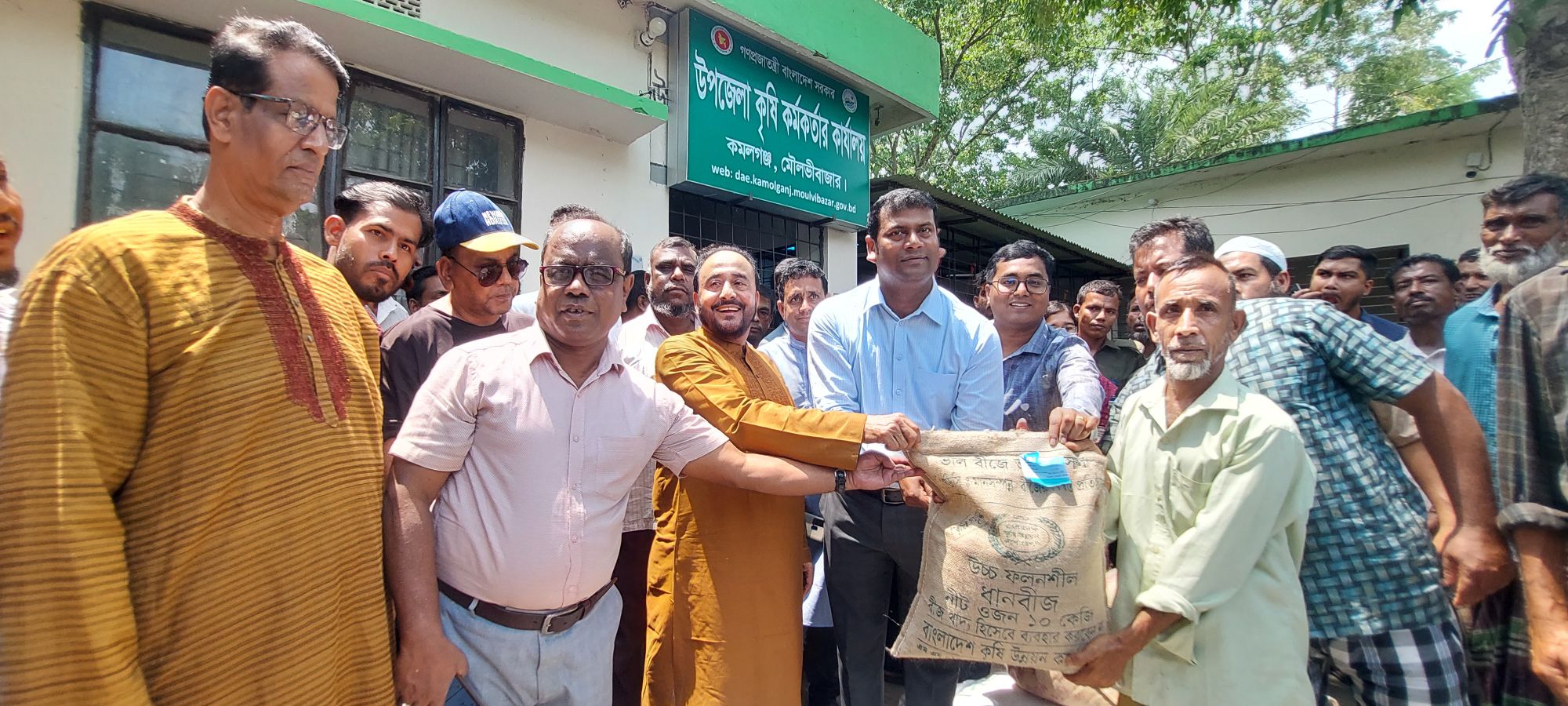 কমলগঞ্জে ৬ হাজার ৩০০ কৃষকের মাঝে সরকারি প্রণোদনার বীজ ও সার বিতরণ