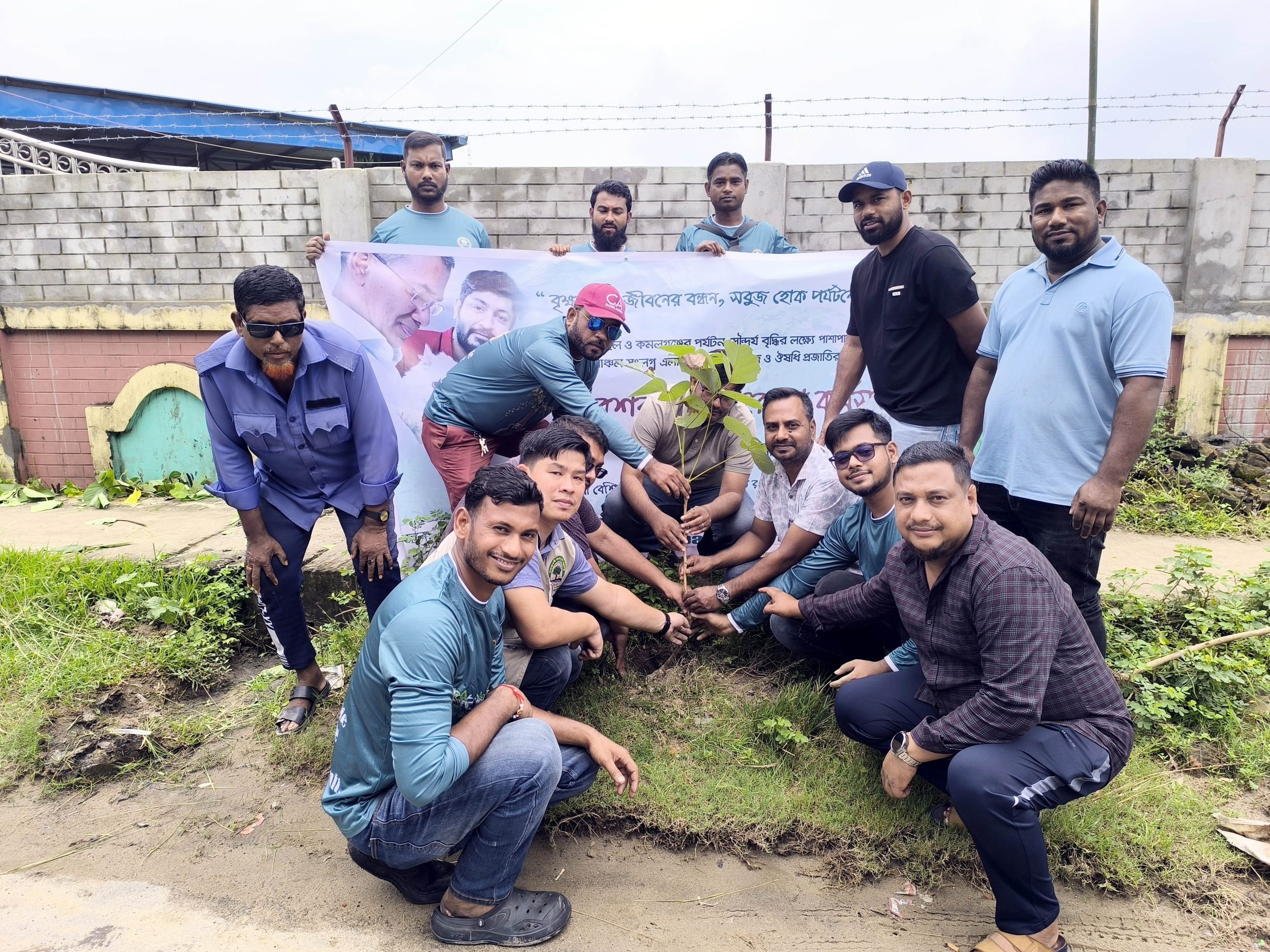 পর্যটন এলাকার সৌন্দর্য ও জীববৈচিত্র্য রক্ষায় কমলগঞ্জে ৪০টি পলাশের চারা রোপণ