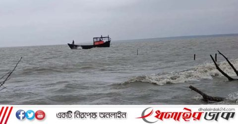 উত্তাল সাগরে ডুবল দুই ট্রলার, নিখোঁজ ২