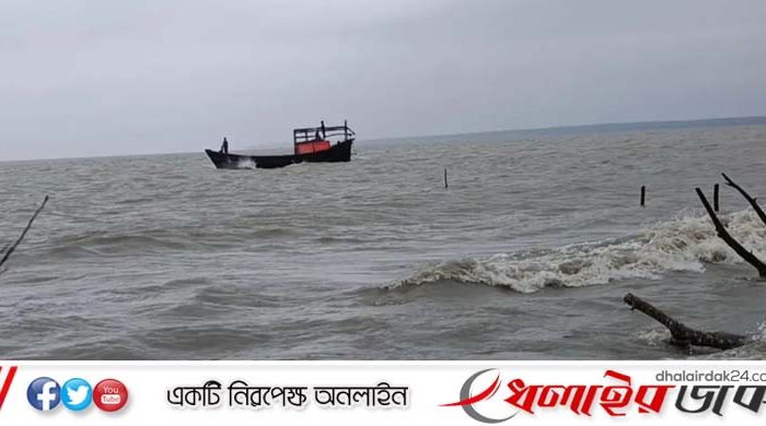 উত্তাল সাগরে ডুবল দুই ট্রলার, নিখোঁজ ২