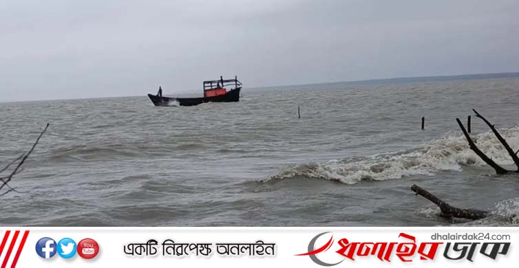 উত্তাল সাগরে ডুবল দুই ট্রলার, নিখোঁজ ২