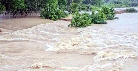 ধলাই নদীর বাঁধ ভেঙে একাধিক গ্রাম প্লাবিত, পানিবন্দি ১০ হাজার মানুষ
