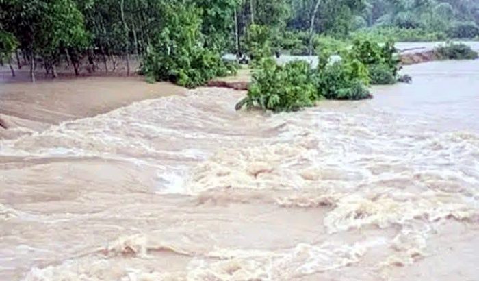 ধলাই নদীর বাঁধ ভেঙে একাধিক গ্রাম প্লাবিত, পানিবন্দি ১০ হাজার মানুষ