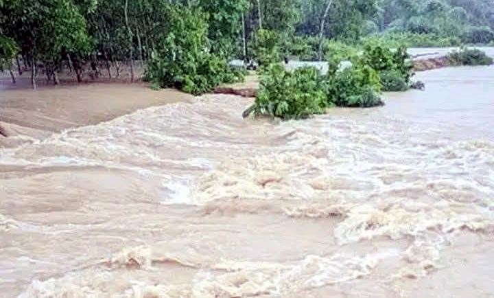 ধলাই নদীর বাঁধ ভেঙে একাধিক গ্রাম প্লাবিত, পানিবন্দি ১০ হাজার মানুষ