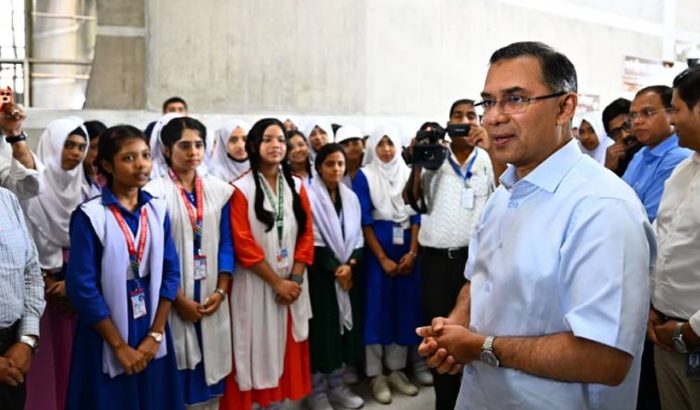 সংসদ অধিবেশন দেখতে আসা শিক্ষার্থীদের সঙ্গে সাক্ষাৎ করলেন প্রধানমন্ত্রী
