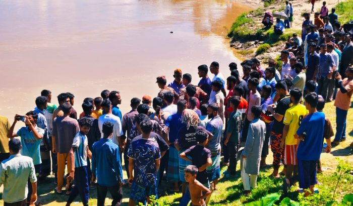 কমলগঞ্জে ধলাই নদীতে টমটম, নিখোঁজ চালক