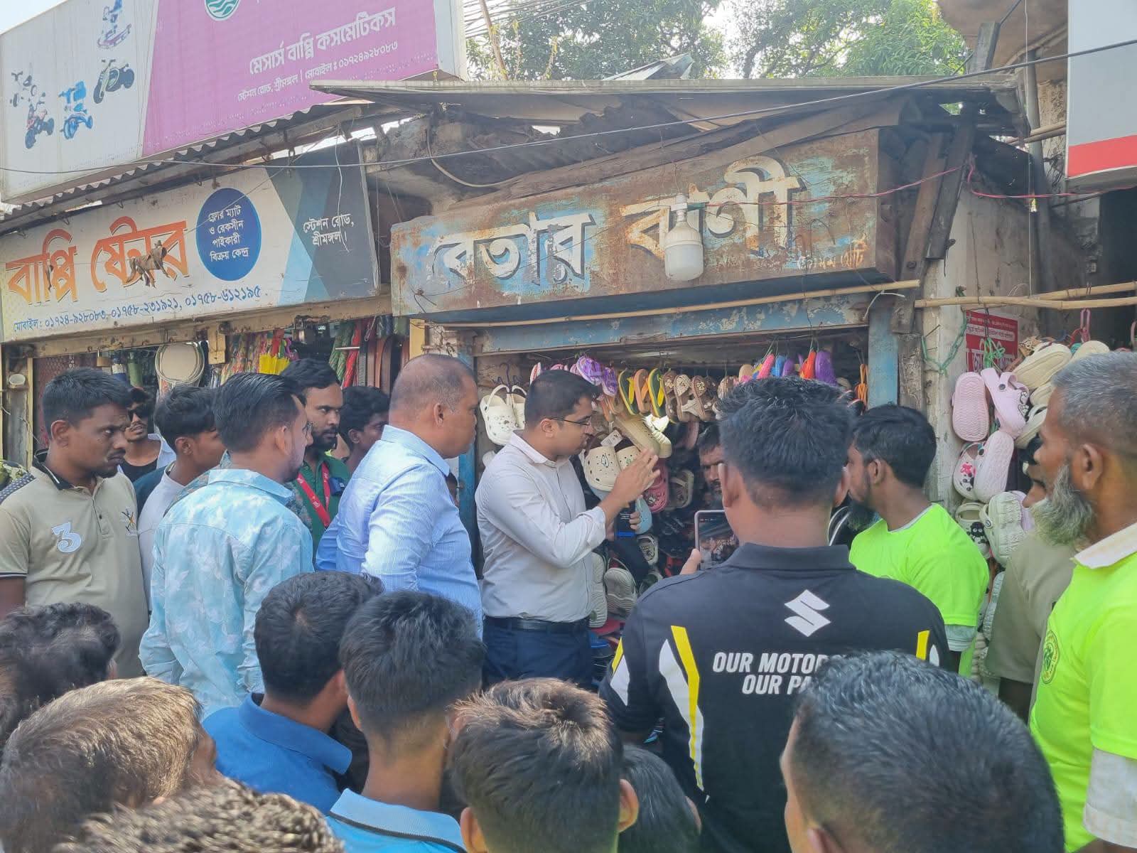 শ্রীমঙ্গলে সড়ক ও ফুটপাত দখলমুক্ত করতে প্রশাসনের সাঁড়াশি অভিযান