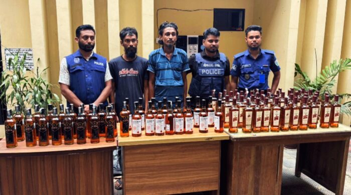 মৌলভীবাজারে ট্রাক ও বিদেশি মদ জব্দ, গ্রেপ্তার ২
